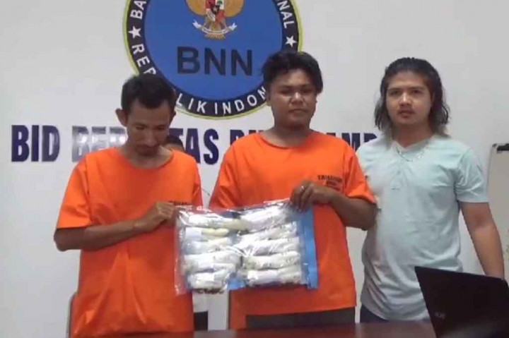 Selundupkan Sabu dengan Botol Kemasan Madu, Dua Kurir Narkoba Diringkus Polisi