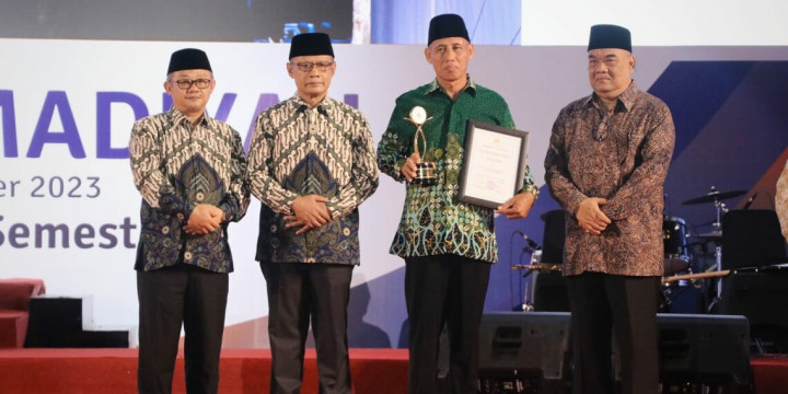 Prihatin Lihat Anak Migran Kerja di Sawah, Mukardi Bangun Puluhan Sekolah