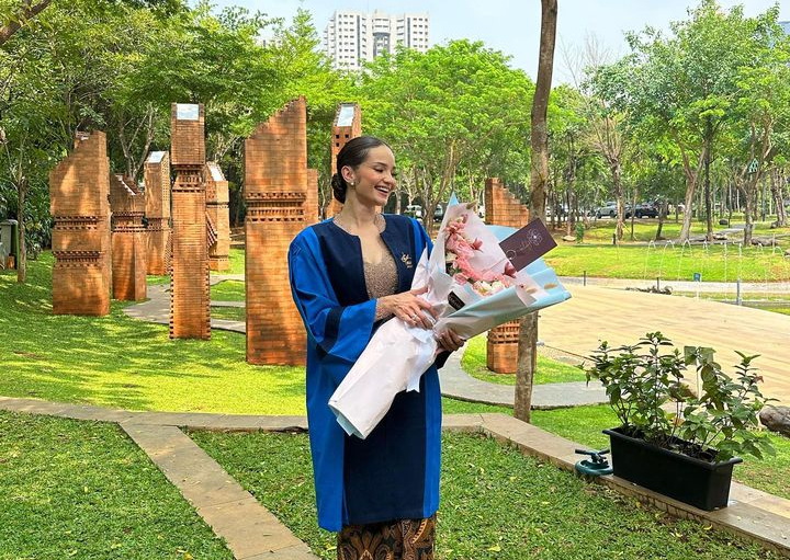 Tunda Kuliah 9 Tahun, Enzy Storia Akhirnya Raih Gelar Sarjana