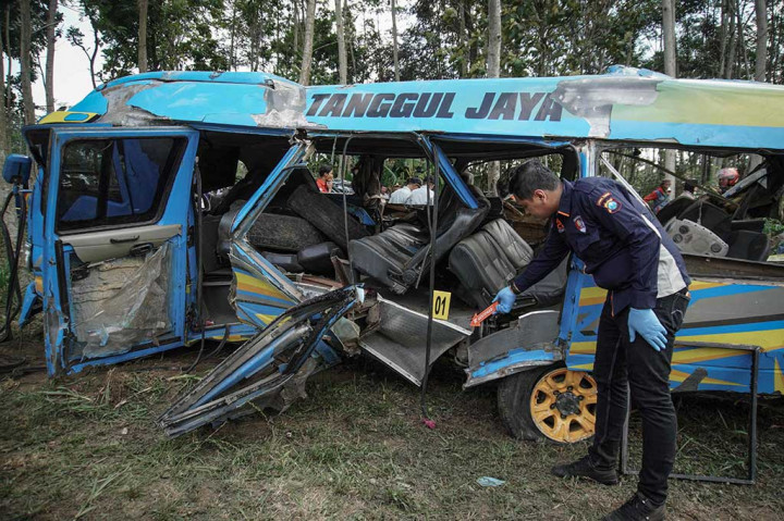 Isuzu Elf Tertabrak KA Probowangi, 11 Orang Tewas