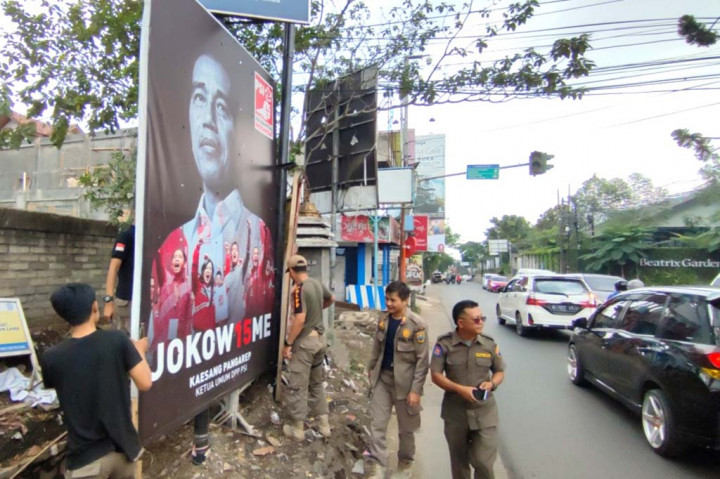 Satpol PP Didampingi Bawaslu Tertibkan Sejumlah APS Pemilu di Lembang