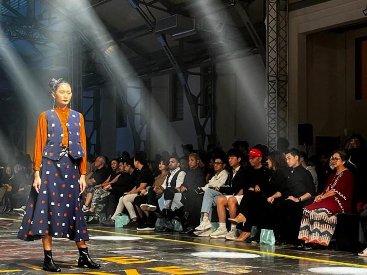 Bertemakan Bangsawan Kampung, Wastra ala Farah Button Padukan Motif Betawi-Jawa di Spotlight