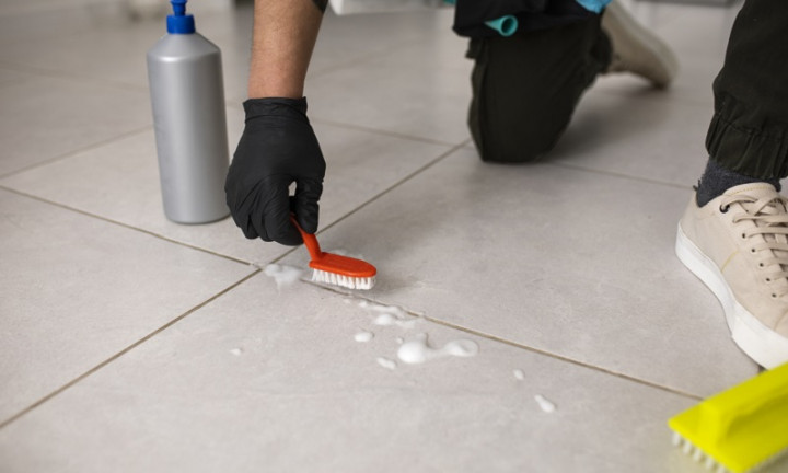 Cara Membersihkan Kerak di Lantai Kamar Mandi