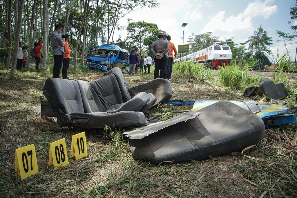 Foto Terpopuler: Isuzu Elf Tertabrak KA hingga Dua Kurir Narkoba Diringkus Polisi