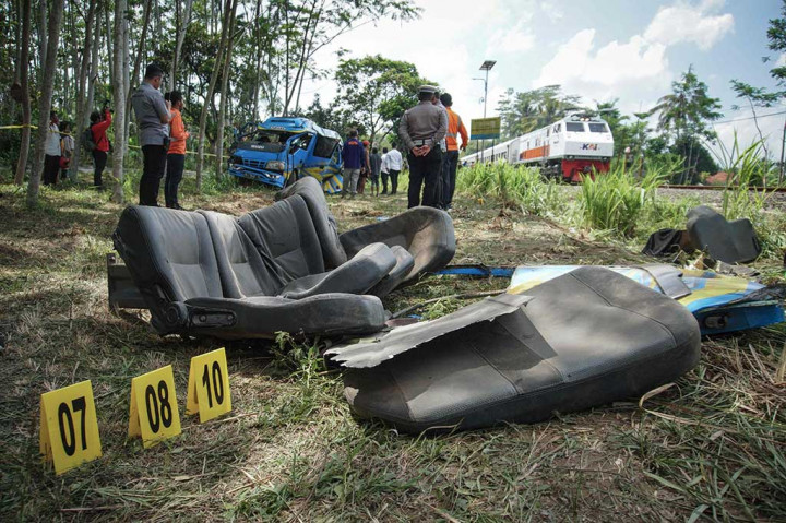 Foto Terpopuler: Isuzu Elf Tertabrak KA hingga Dua Kurir Narkoba Diringkus Polisi