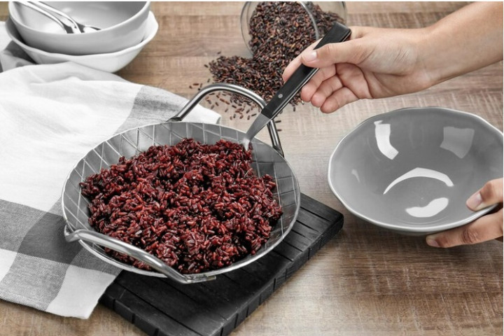 4 Langkah Memasak Beras Merah yang Pulen