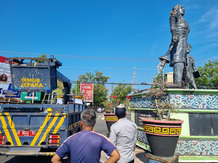 Viral, Patung RA Kartini di Jepara Patah