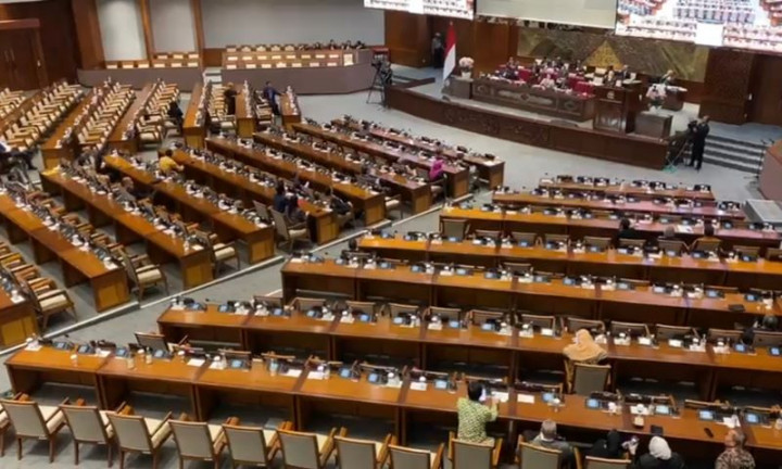 Ribka Tjiptaning Sentil Yasonna Telat Datang Rapat Paripurna