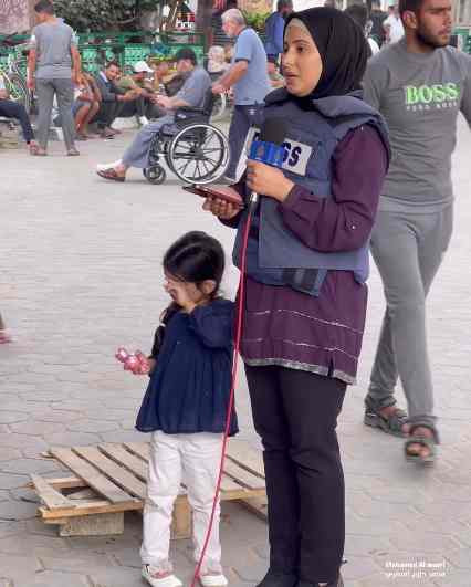 Viral Jurnalis Perempuan Meliput di Jalur Gaza Sambil Jaga Anak, Netizen: <i>Super Mom!</i>
