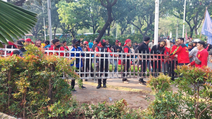 Penetapan UMP Jakarta Diwarnai Demo, Pagar Balai Kota Dirobohkan