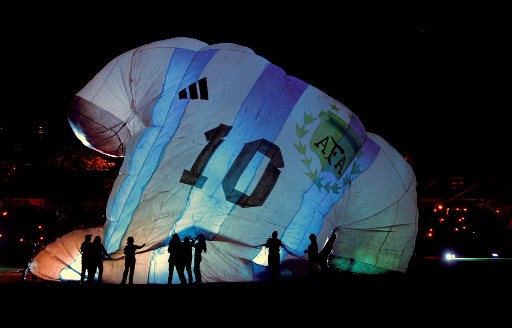 Balon raksasa jersei Lionel Messi. (FREDY BUILES / AFP)