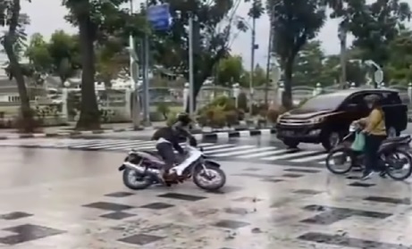 Jalan Sudirman Medan Pakai Keramik 'Hantui' Pengendara Motor