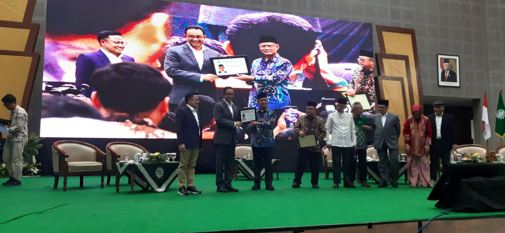 Anies-Muhaimin Terima KTA Muhammadiyah Sebagai Anggota Kehormatan