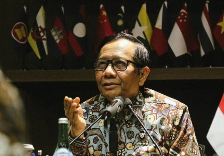 Mahfud MD Dilaporkan ke Bawaslu Buntut Pose 3 Jari dengan Pilot Garuda