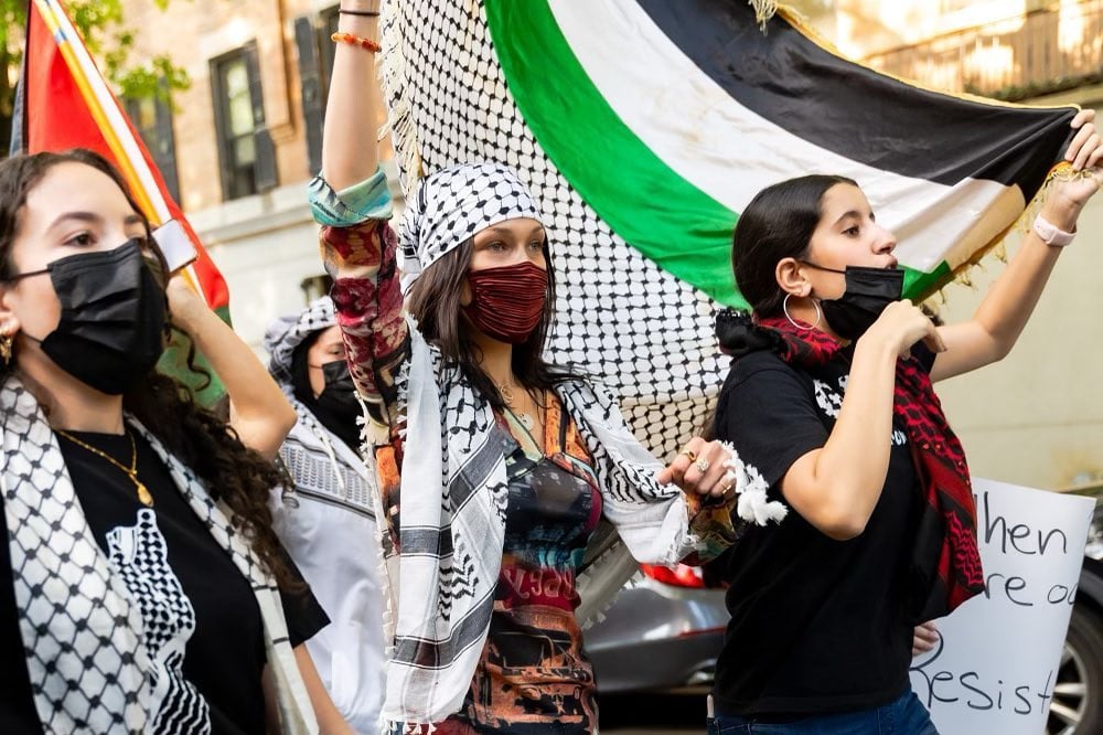 Bella Hadid memakai Keffiyeh (Foto: instagram)
