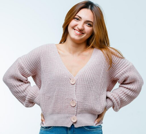 Cardigan adalah pakaian universal. Cocok dipadukan dengan celana, jeans, rok, dan gaun. (Foto: Ilustrasi. Dok. Freepik.com)