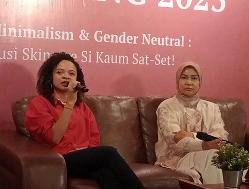 Elsinar Chrismas dan dr. Dia Febrina, SpKK dalam acara Talkshow 'Khaloo Beauty 2023', Rabu (22/11). (Foto: Dok. Yuni)