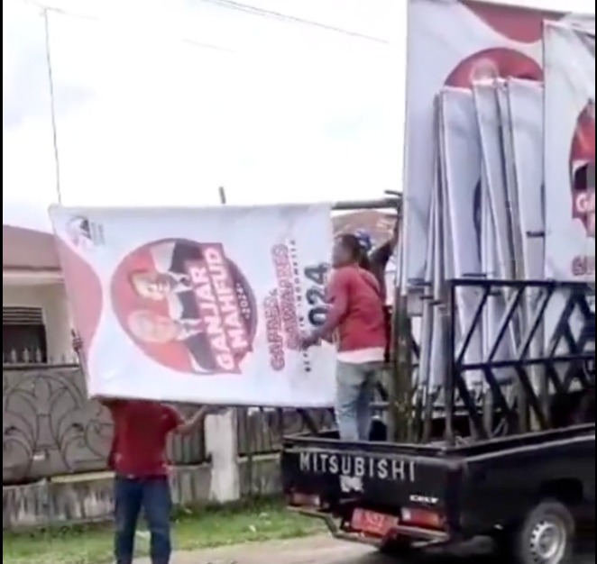 Viral! Mobil Pelat Merah Bawa Baliho Ganjar-Mahfud