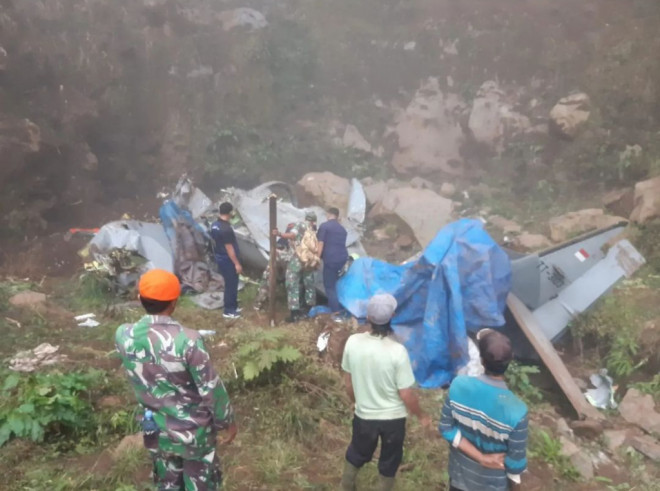 Tim investigasi TNI Angkatan Udara (AU) melakukan penyelidikan di lokasi jatuhnya pesawat di wilayah Kabupaten Pasuruan, Jawa Timur/Dok. TNI AU.