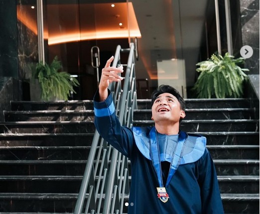 Selamat! Asnawi Raih Gelar Sarjana Ekonomi dari Universitas Bosowa