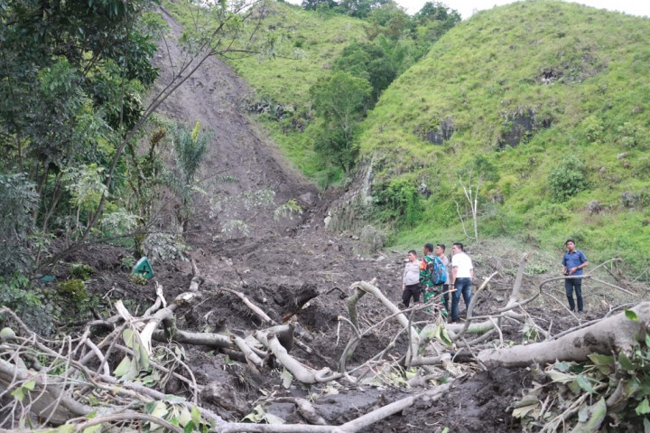 Jalur Penghubung 2 Kecamatan di Simalungun Terputus Akibat Longsor