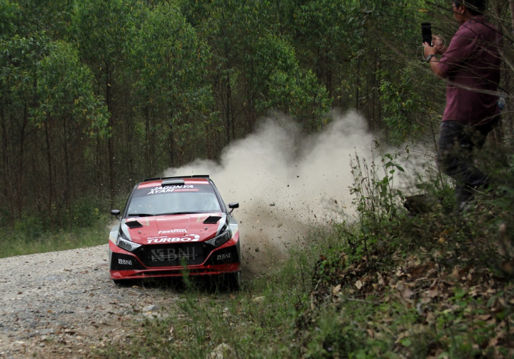 Sean dan Ricardo Gelael Geber Mobil Hyundai i20 N di Grand Finale APRC
