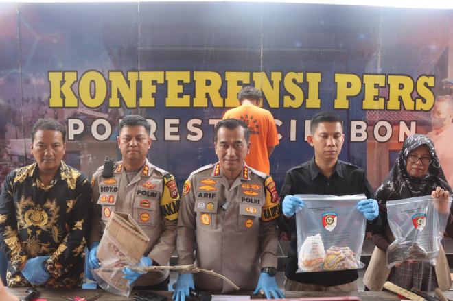 Polisi saat merilis pelaku penculikan dan pencabulan bayi berumur 4 bulan di Cirebon. Medcom.id/Ahmad Rofahan