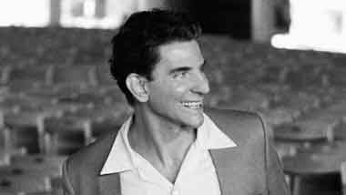 Bradley Cooper Gandeng Perias Kazu Hiro untuk Ubah Penampilan Jadi Leonard Bernstein