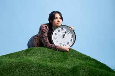 Satine Zaneta Rilis Single “Jam Satu”, Berkisah tentang Rasa Ingin Berkenalan tapi Malu