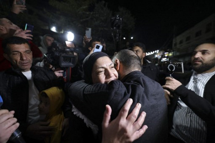 Disambut bak Pahlawan, Puluhan Tahanan Palestina Pulang ke Tepi Barat