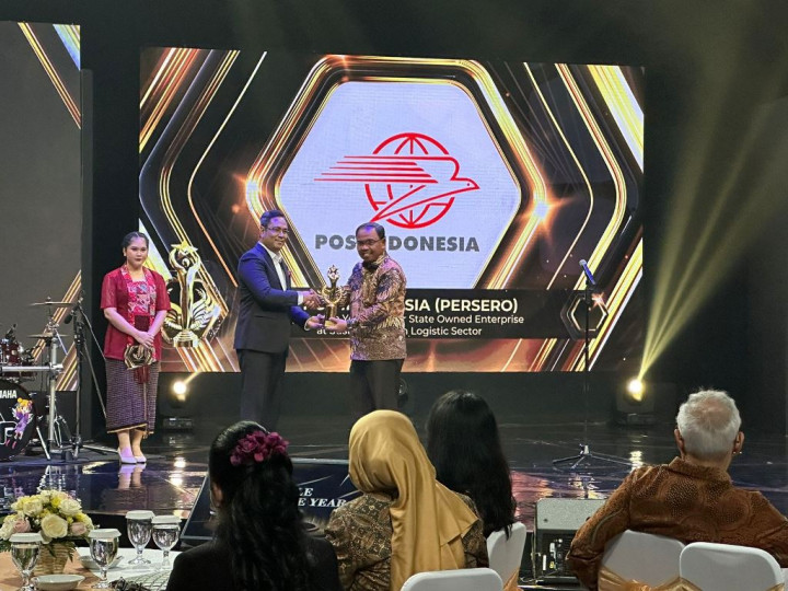 Pos Indonesia Raih Penghargaan People of The Year 2023 Kategori State Owned Enterprise at Suistainability Logistic Sector