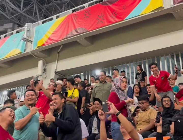 Momen Anies Baswedan Nonton Langsung Brasil vs Argentina di Stadion JIS