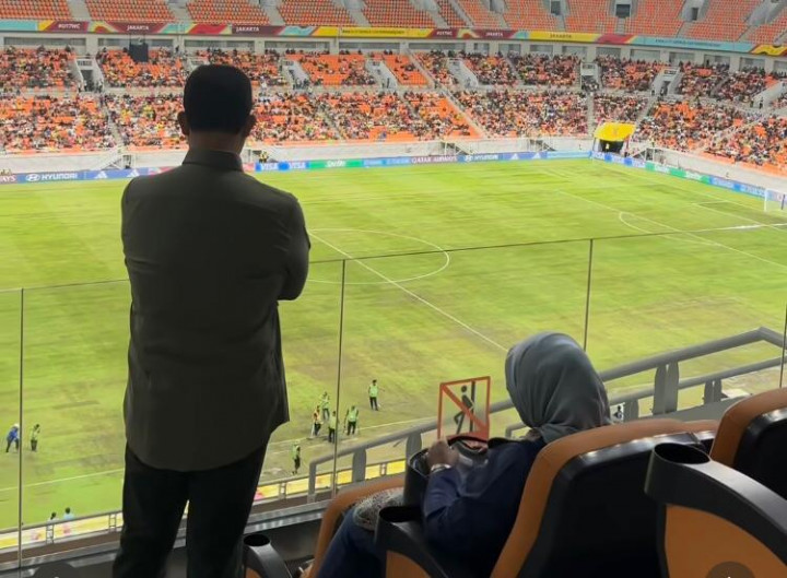 Anies Unggah Video Petugas Keringkan Rumput JIS, <i>Nyindir</i> Nih!