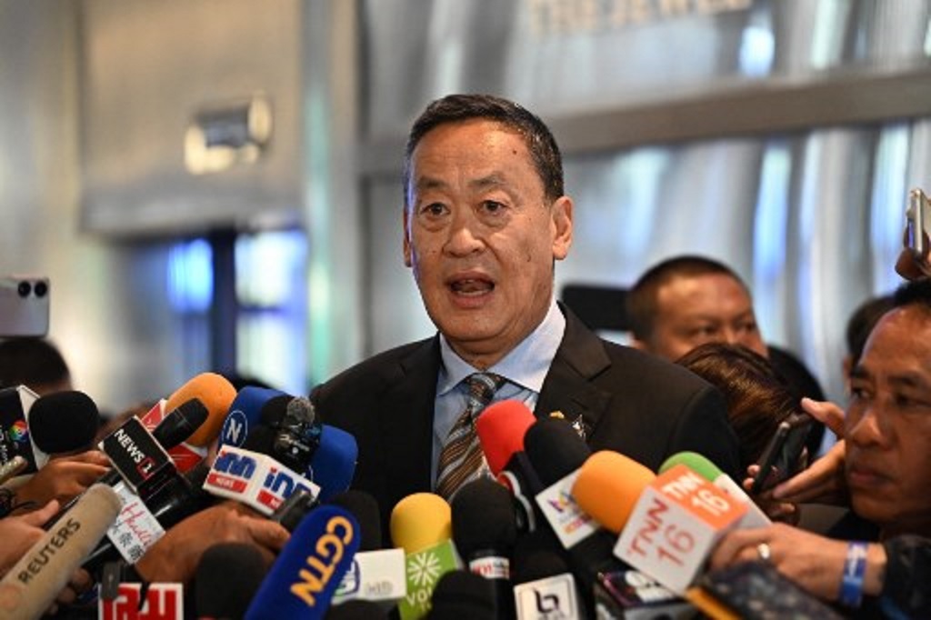 PM Thailand Srettha Thavisin berbicara kepada awak media di mal Siam Paragon di Bangkok, Thailand, 4 Oktober 2023. (Lillian SUWANRUMPHA / AFP)
