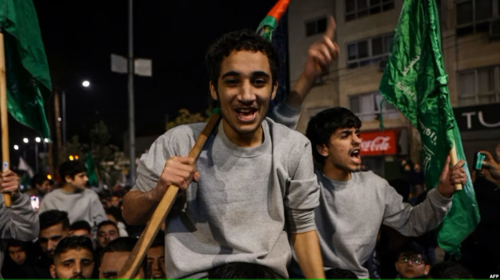 Massa Bersorak saat Gelombang Kedua Tahanan Palestina Tiba di Tepi Barat