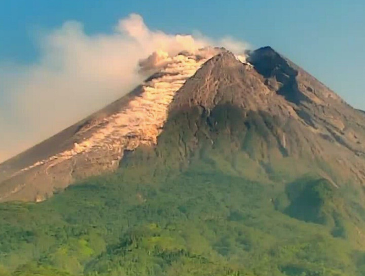 Material Erupsi Gunung Merapi Meningkat
