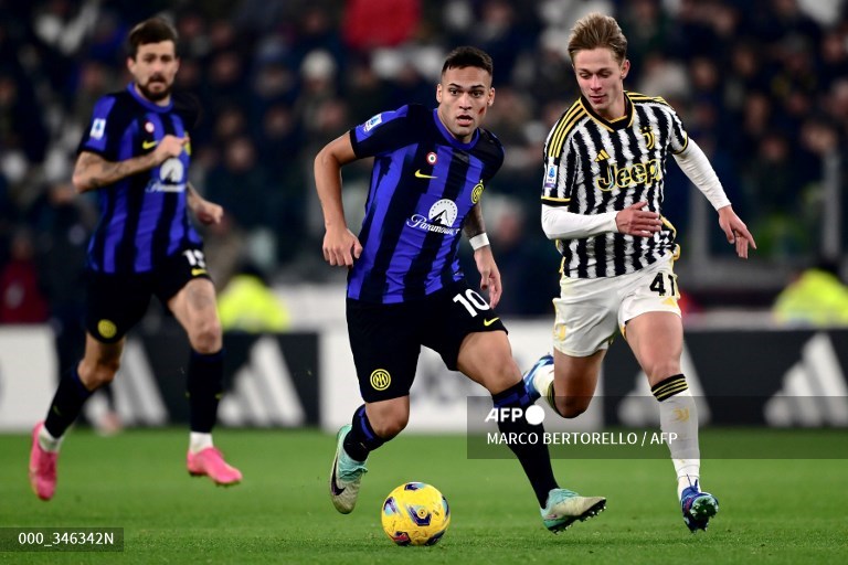 Suasana pertandingan Juventus vs Inter Milan (AFP/Marco Bertorello)