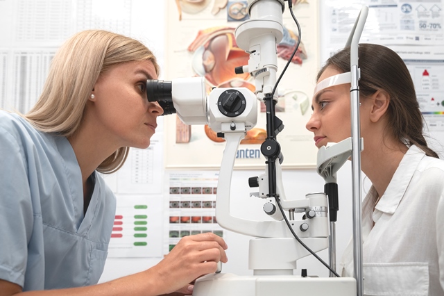 Jika kamu ingin melakukan operasi Lasik, perhatian beberapa hal penting ini ya. (Foto: Ilustrasi/Dok. Freepik.com)