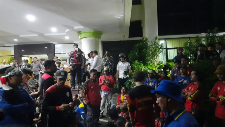 Tuntut Kenaikan Upah, Ratusan Buruh Kepung Kantor Bupati Tangerang