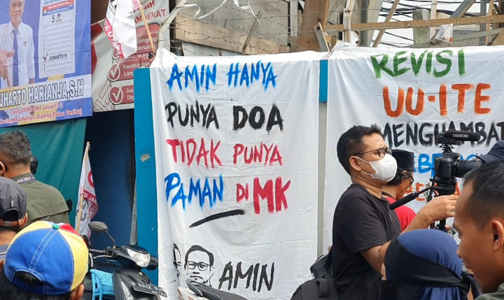 Spanduk 'AMIN Tak Punya Paman di MK' Sambut Anies di Kampung Tanah Merah