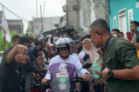 Antusiasme warga di Tanah Merah, Jakarta Utara menyambut Capres Anies Baswedan. Medcom.id.Fachri Audhia Hafiez