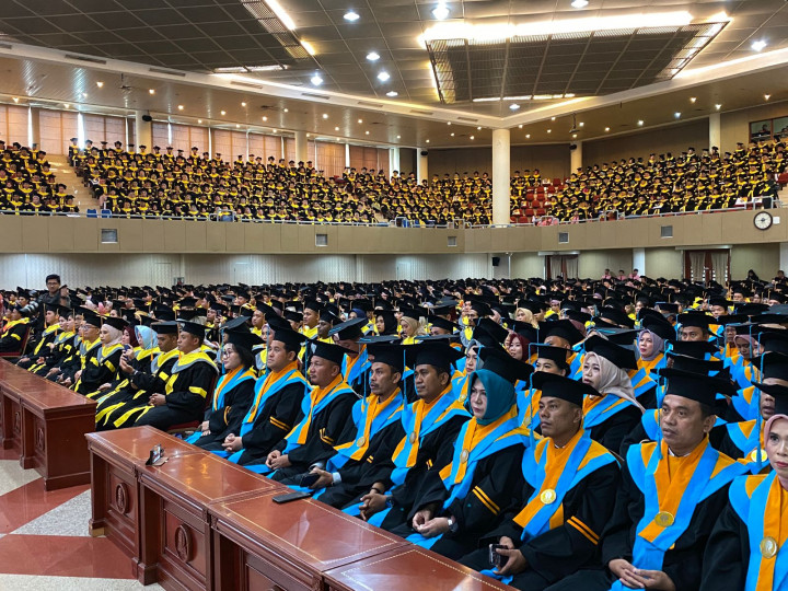 UT Mewisuda 2.100 Lulusan, 2 Tokoh Ini Jadi Wisudawan Kehormatan