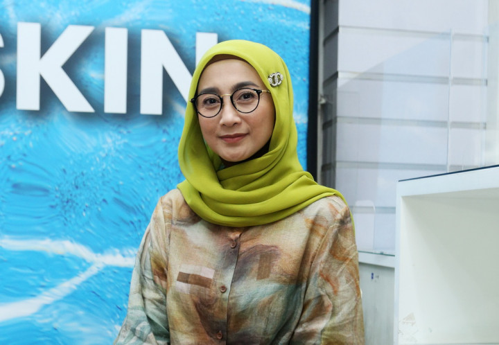 Desy Ratnasari Merangkul Ketuaan dengan Perawatan Kecantikan