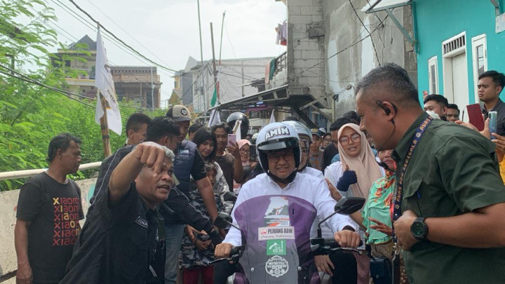 Naik Motor Pakai Helm 'AMIN', Anies Disambut Hangat Warga Tanah Merah