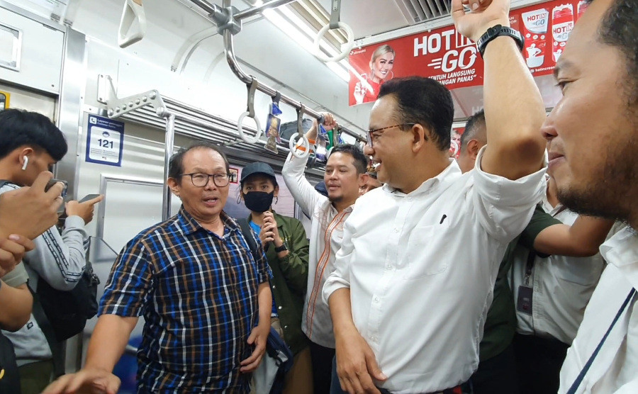 Momen Anies Naik KRL Usai Kampanye di Bogor