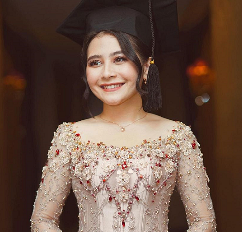 5 Inspirasi Make Up dan Outfit Wisuda ala Selebriti, Nomor 3 Elegan Banget!
