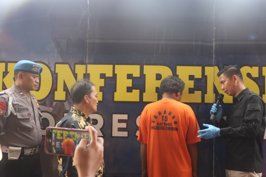 Kasatreskrim Polresta Cirebon, Kompol Anton saat merilis pelaku penculikan dan pencabulan bayi berumur 4 bulan.