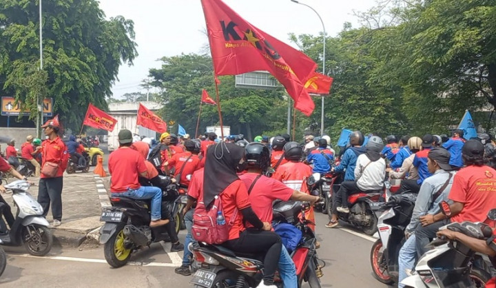Minta Naik Upah 13%, Buruh Serbu Kantor Gubernur Banten