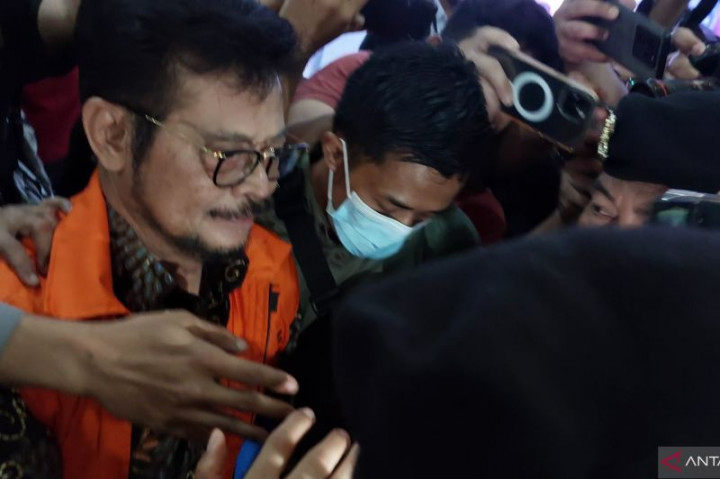 SYL Lempar Senyum saat Ditanya soal Firli