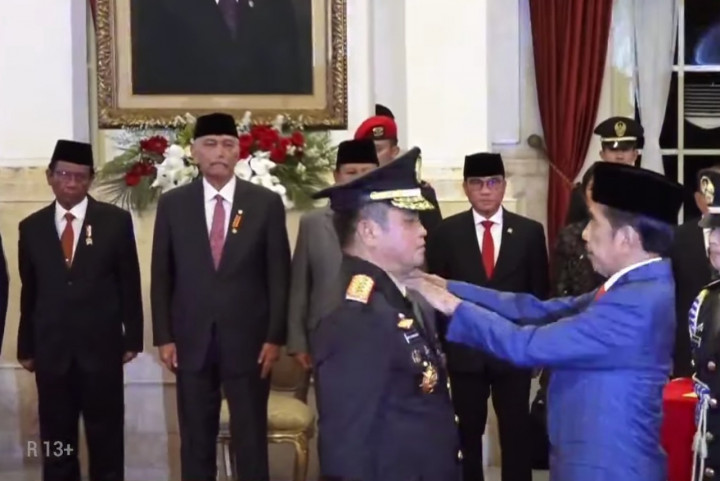 Luhut Tepuk Tiga Kali Pipi KSAD Jenderal Maruli Simanjuntak